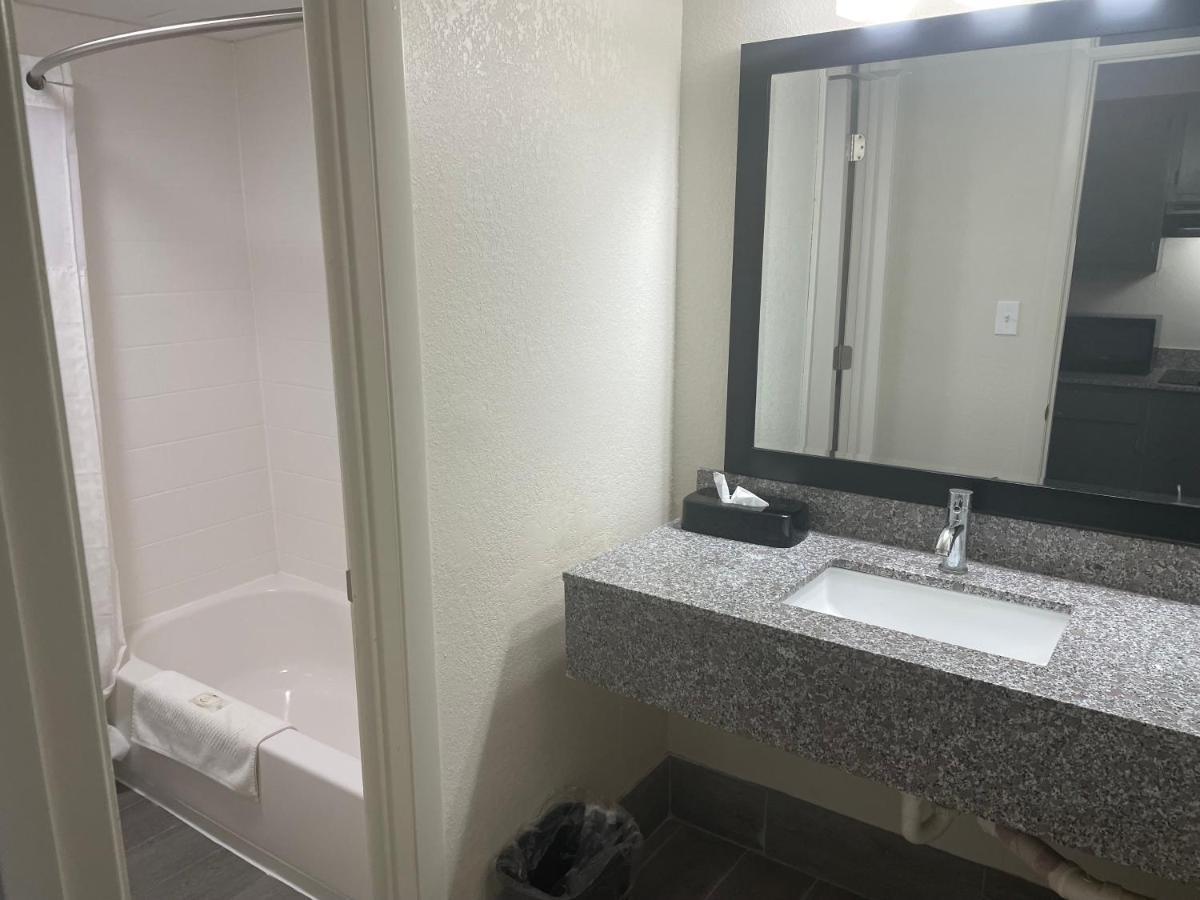 Quality Inn & Suites Spring Lake - Fayetteville Near Fort Bragg Экстерьер фото
